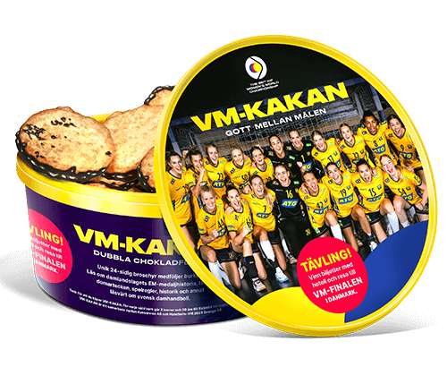 Den officiella kakan för damernas handbolls-VM 2023 är oemotståndligt goda dubbla havreflarn med choklad. Med burken följer ett minimagasin om svenska damlandslaget – och möjligheten för dig att tävla om biljetter till VM-finalen i danska Herning inklusive resa och övernattning.