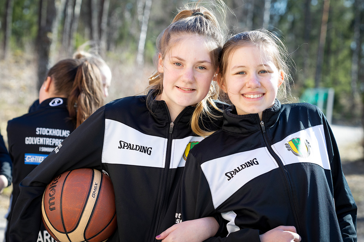 Tjejerna i Bollstanäs Basket sålde kakor och åkte till USA