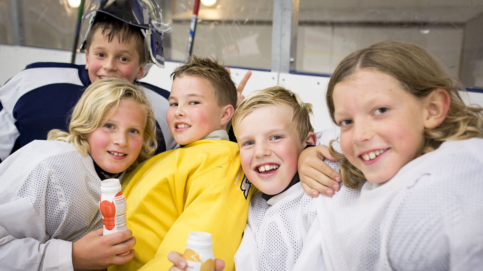 Här kan du läsa mer om hur hockeylag tjänat ihop pengar till laget